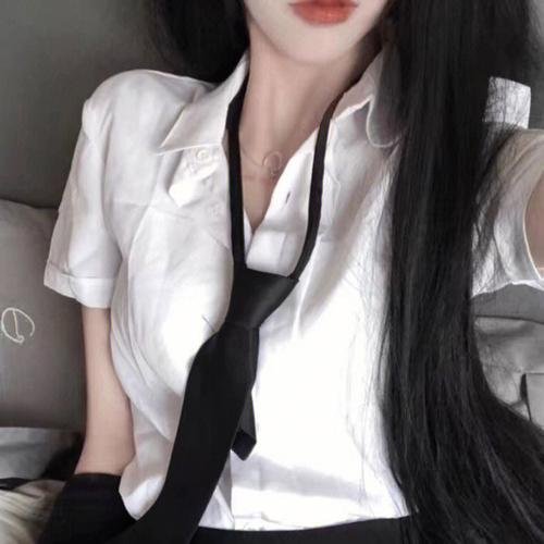 娇憨女郎